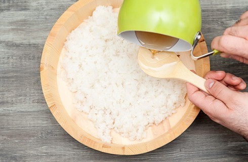 La preparazione del riso per il sushi