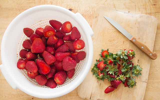 La preparazione della marmellata di fragole