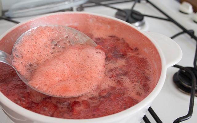 La preparazione della marmellata di fragole