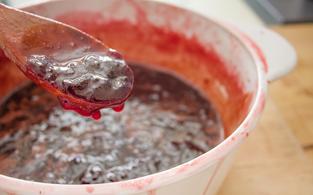 La preparazione della marmellata di fragole