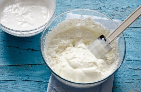 La preparazione del semifreddo allo yogurt