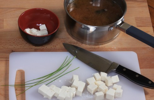 la preparazione della zuppa di miso con il tofu