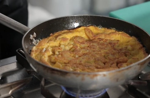 La_cottura_della_frittata_di_patate_001