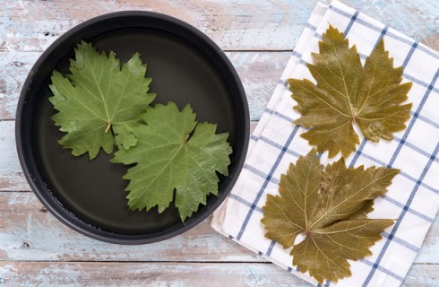 La cottura delle foglie di vite per i dolmades