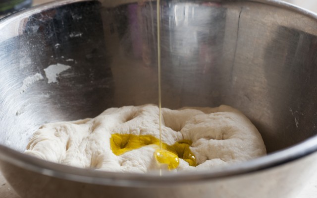 Preparazione della focaccia croccante