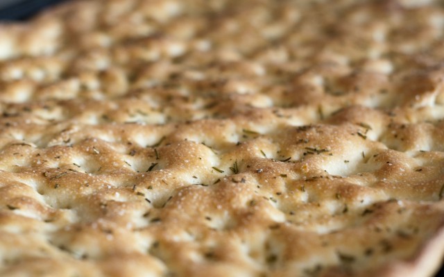 Preparazione della focaccia croccante