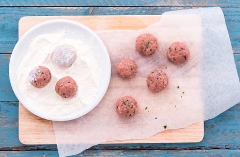 La preparazione delle polpette greche