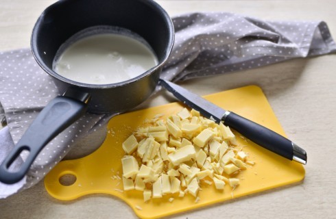 La preparazione del semifreddo al cioccolato bianco