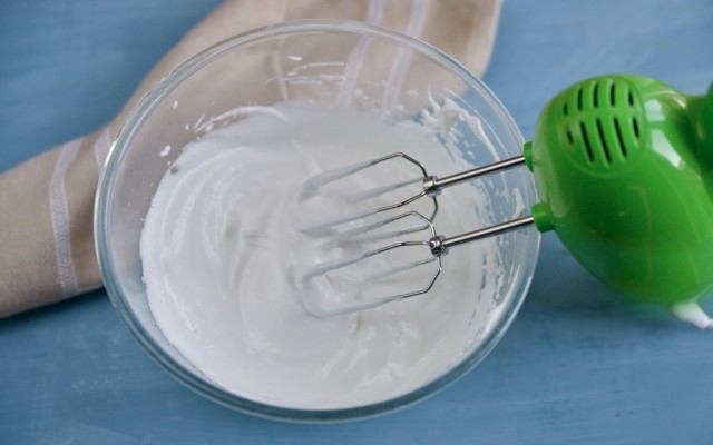 Preparazione dei dolci al cocco