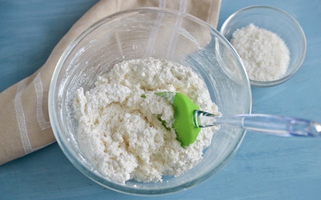 Preparazione dei dolci al cocco