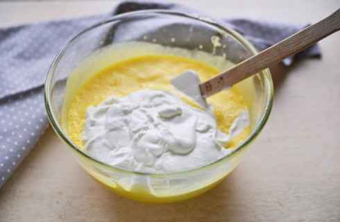 La preparazione del semifreddo al cioccolato bianco