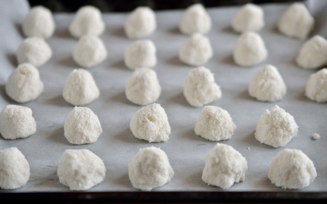 Preparazione dei dolci al cocco