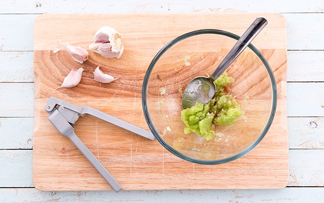 La preparazione dello tzatziki