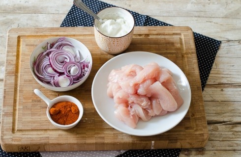 Gli ingredienti del pollo alla paprika