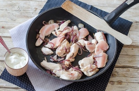 La preparazione del pollo alla paprika