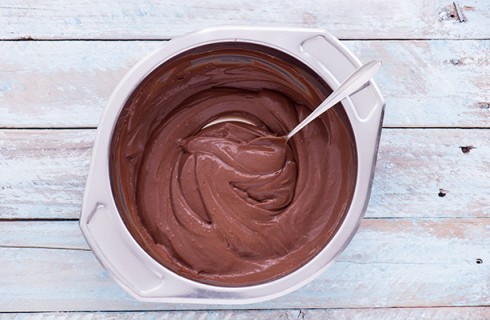 La preparazione del gelato al cioccolato 