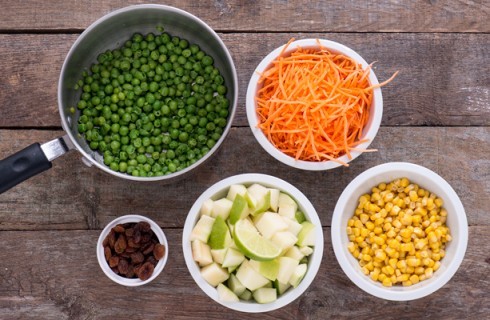 La preparazione degli ingredienti per l'insalata di pollo brasiliana