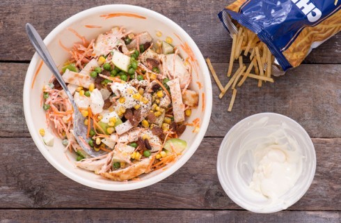 La preparazione dell'insalata di pollo brasiliana