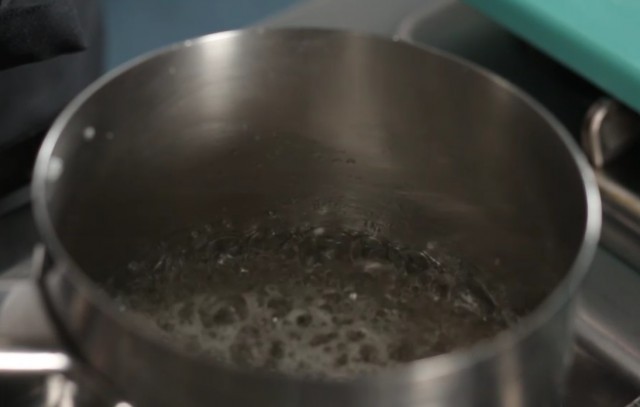 preparazione dello sciroppo per la pasta di mandorle