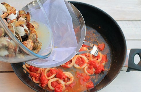 La preparazione della salsa per gli spaghetti allo scoglio