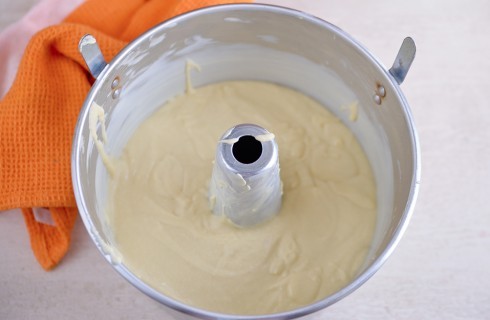 La preparazione della torta con latte condensato