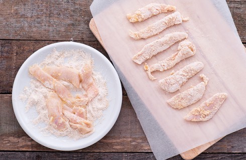 La preparazione degli straccetti di pollo fritti