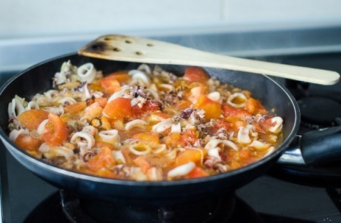 La preparazione della lasagna di pesce