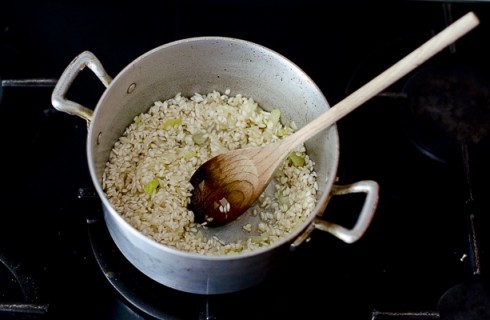 La tostatura del risotto al pomodoro