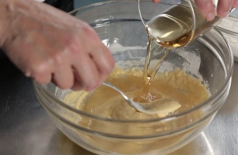 la_preparazione_della_pastella_dei_fiori_di_zucca_ripieni