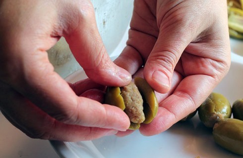 La preparazione delle olive all'ascolana