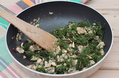 La preparazione della pasta con le sarde