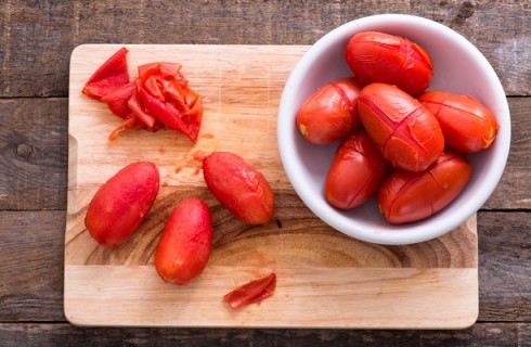 La preparazione dei pomodori pelati