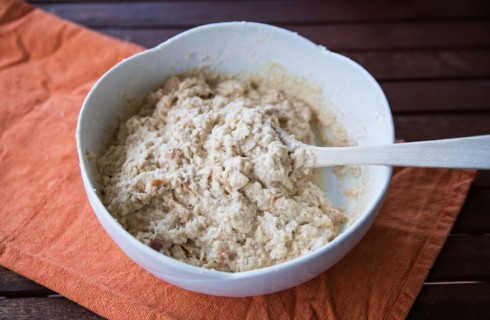 La preparazione degli gnocchi di pane