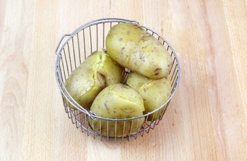 La preparazione delle crocchette di patate al forno