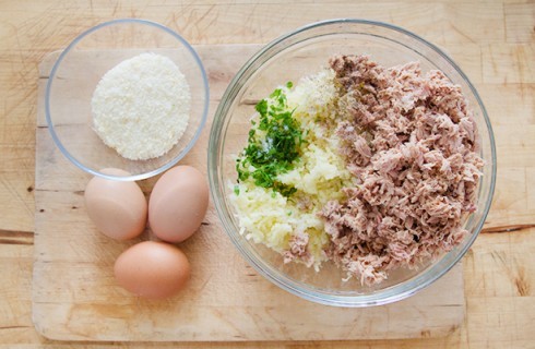 La preparazione del salame di tonno