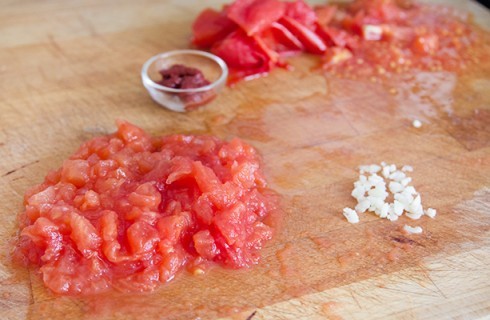 La preparazione della salsa per la pasta con peperoni