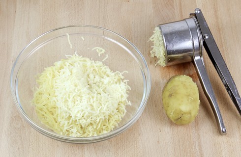 La preparazione delle crocchette di patate al forno