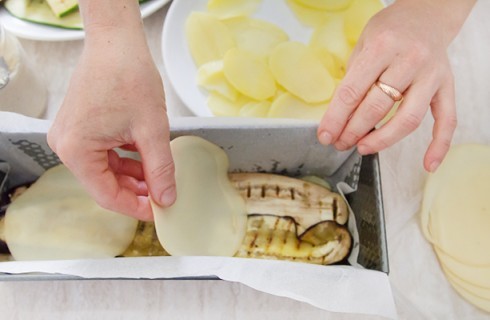 la preparazione del tortino di verdure