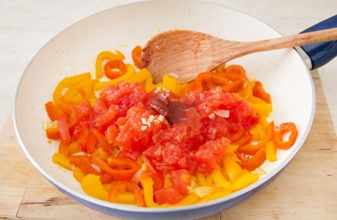 La preparazione della salsa per la pasta con peperoni