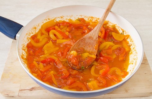 La preparazione della salsa per la pasta con peperoni