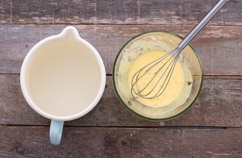 La preparazione del tiramisu alla ricotta