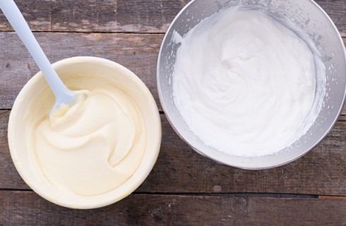 La preparazione del tiramisu alla ricotta