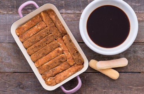 La preparazione del tiramisu alla ricotta