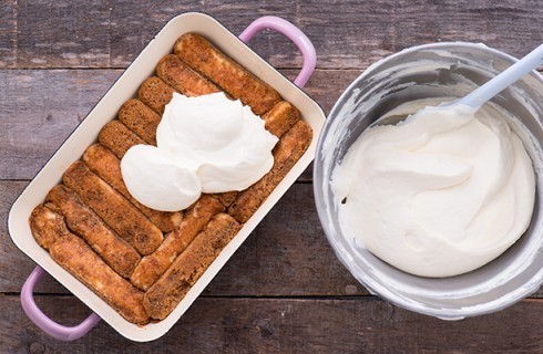 La preparazione del tiramisu alla ricotta