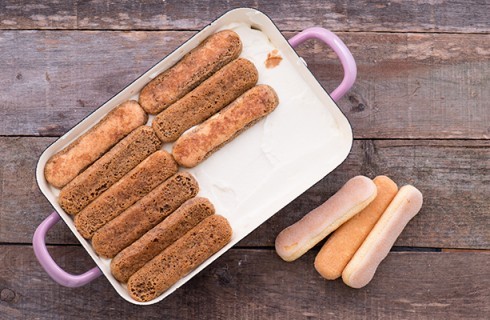 La preparazione del tiramisu alla ricotta