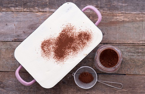 La preparazione del tiramisu alla ricotta