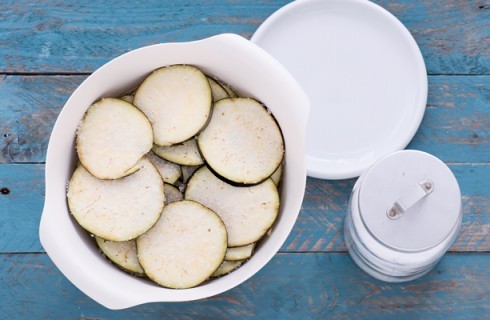 la preparazione del tortino di melanzane