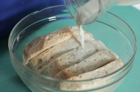 il_pane_ammollato_nel_latte_per_i_peperoni_ripieni