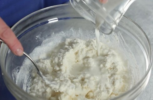 la_ricotta_ammorbidita_per_la_parmigiana_di_zucchine