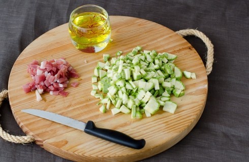 La preparazione della  pasta con zucchine e speck